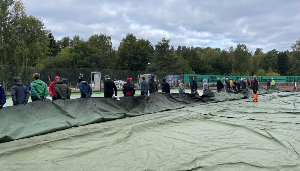 60 VAR MED: Mange måtte til for å dra ut boblen. Over 60 personer var med på dugnaden. 60 VAR MED: Mange måtte til for å dra ut boblen. Over 60 personer var med på dugnaden.