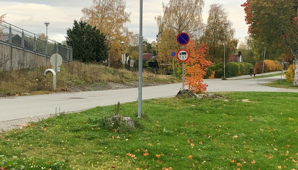 FEIL SKILTING: Dette forbudsskiltet i Fløisbonnveien har nå blitt fjernet. Fra nå av er det en lengdebegrensning på 15 meter som gjelder på den kommunale veien. FEIL SKILTING: Dette forbudsskiltet i Fløisbonnveien har nå blitt fjernet. Fra nå av er det en lengdebegrensning på 15 meter som gjelder på den kommunale veien.