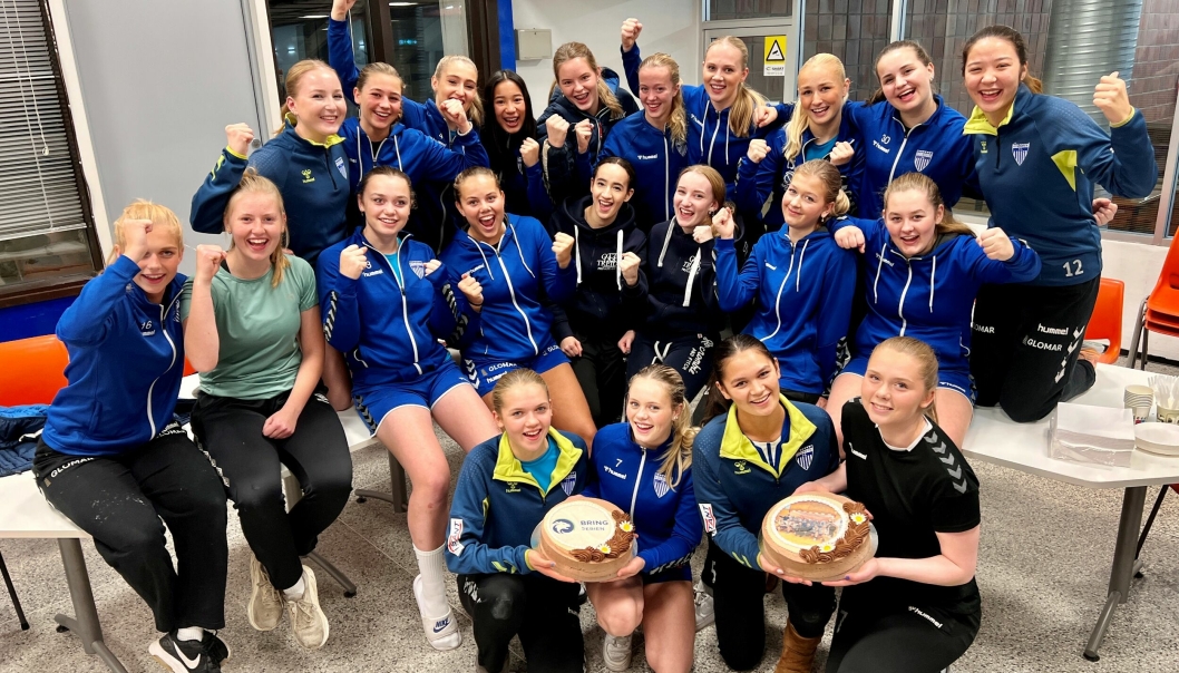 BRING IT ON!: J16-spillerne i Kolbotn er klare for nye utfordringer i Bring-serien. Torsdag kveld var det kakefeiring.