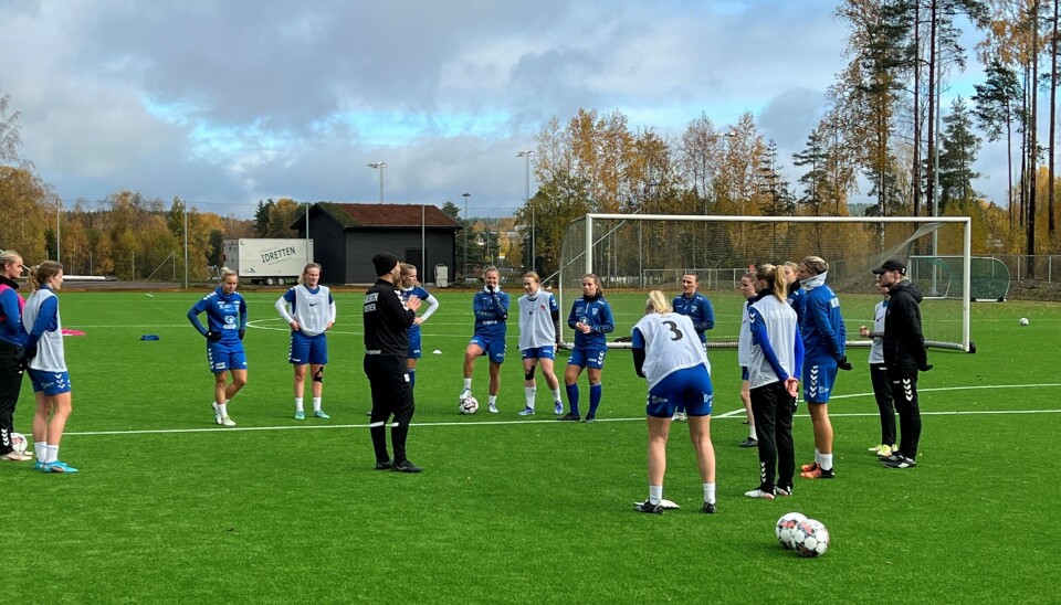 LEDET ØKTEN: Tresor Egholm ledet treningsøkten tirsdag ettermiddag og hadde mange innspill å komme med. LEDET ØKTEN: Tresor Egholm ledet treningsøkten tirsdag ettermiddag og hadde mange innspill å komme med.