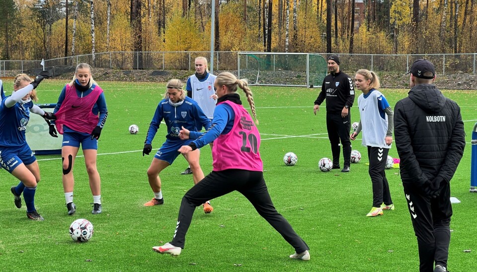 BRA TRØKK: Spillerne trente som normalt på tirsdag, selv om selve treningen var ledet av to nye trenere.