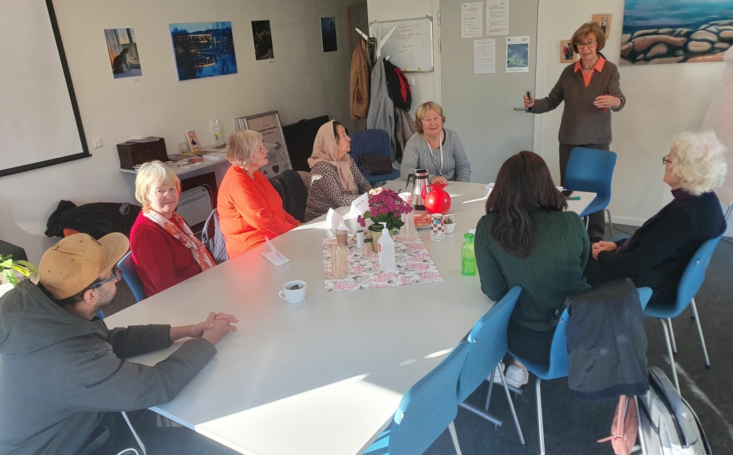 GRATIS OG LÆRERIKT: Språktimen arrangeres i lokale til Frivilligsentralen hver onsdag. Deltakerne samles rundt bordet for å lære norsk.