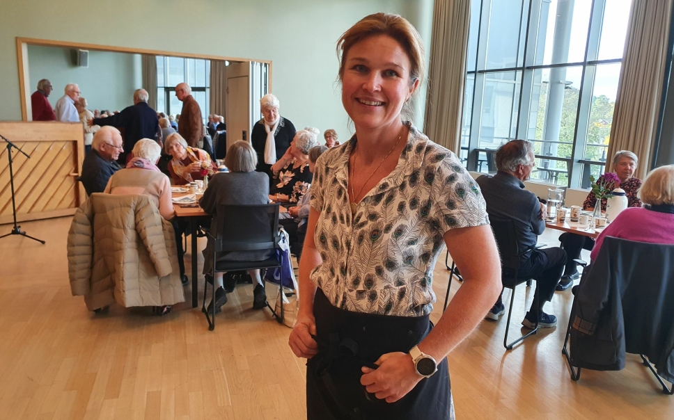 TAKKER SENIORENE: – Jeg blir så rørt av å høre dette, tusen takk! sier Margrethe Otterholt Lillebø, som er leder for Senior Fritid i Nordre Follo.