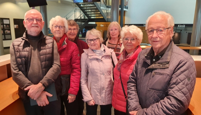TAKKER FOR INNSATSEN: Sverre Henry Storødegård og Anne Emilie Høgås (ytterst til venstre på bildet) sammen med flere andre lokale pensjonister ønsker å takke Margrethe Otterholt Lillebø for innsatsen for de eldre på Kolbotn.