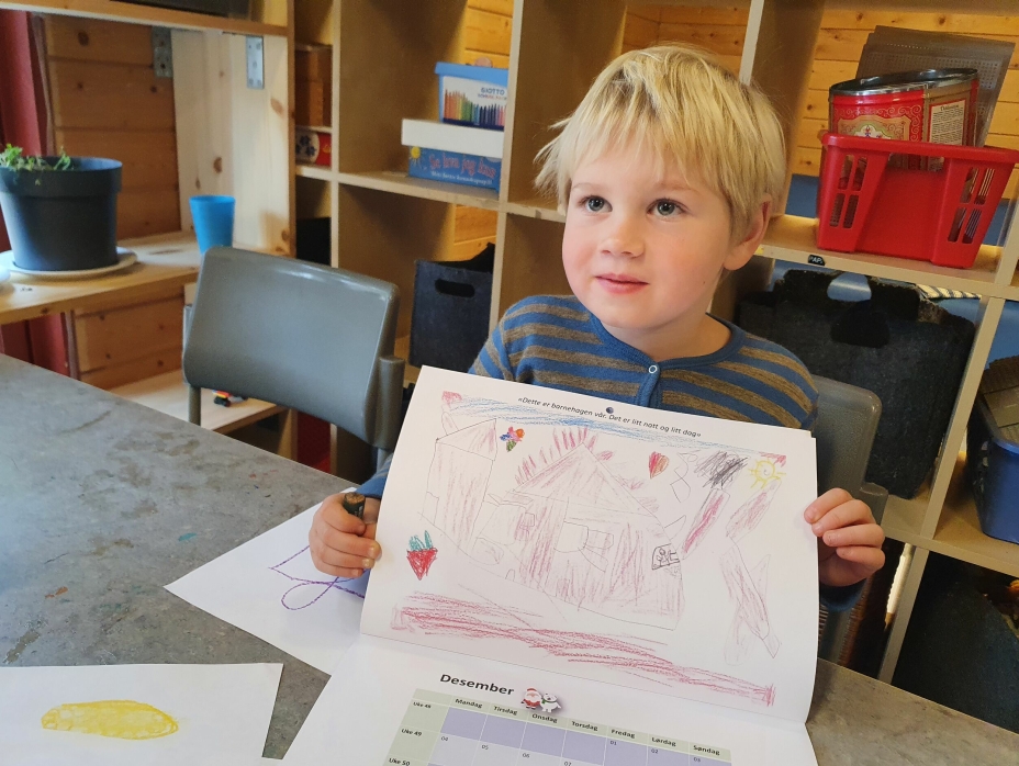 TEGNET BARNEHAGE: Emil på fire og et halvt år har tegnet en barnehage. – Det er litt natt og litt dag der, sier han.