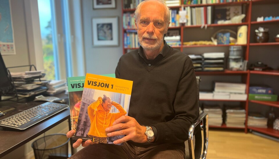 PÅ HJEMMEBANE: Per Nørgaard med lærebøkene som sikret han og medforfatter Bengt Olsen en gjev bronsemedalje. PÅ HJEMMEBANE: Per Nørgaard med lærebøkene som sikret han og medforfatter Bengt Olsen en gjev bronsemedalje.