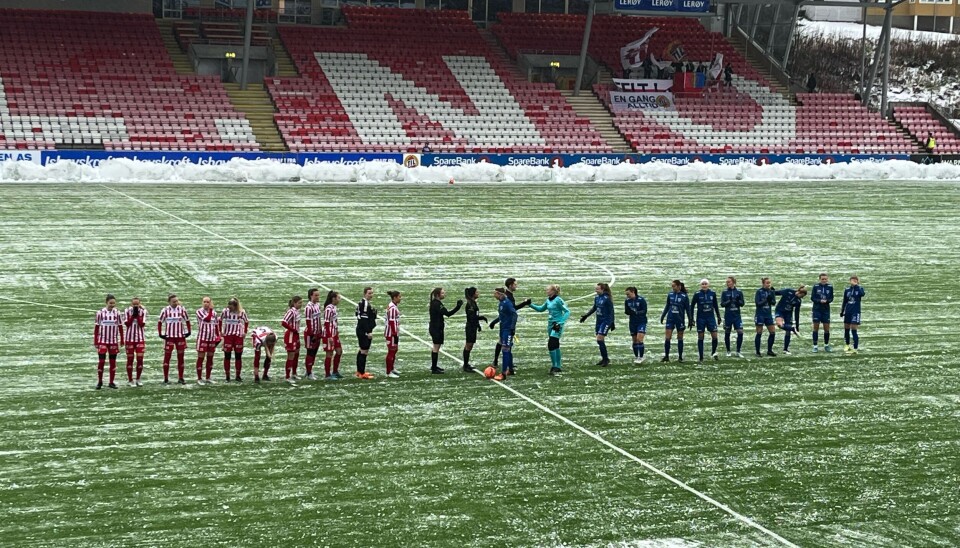 TØFFE FORHOLD: I timene før avspark lavet det ned i Tromsø og gjorde spilleforholdene vanskelige. TØFFE FORHOLD: I timene før avspark lavet det ned i Tromsø og gjorde spilleforholdene vanskelige.