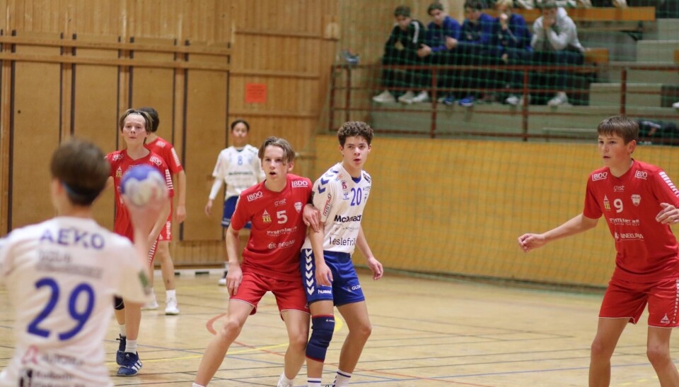 FOKUS PÅ BALL: Tøffe tak og høy konsentrasjon i toppkampen i Sofiemyrhallen. FOKUS PÅ BALL: Tøffe tak og høy konsentrasjon i toppkampen i Sofiemyrhallen.