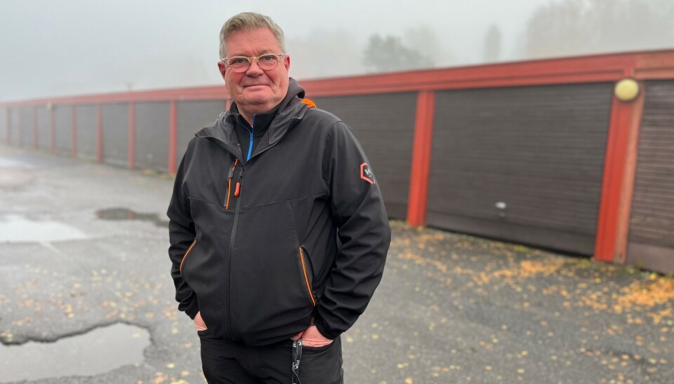 LETTVINT: Ole Joveng er driftsleder i Ødegården borettslag. Det kastes mest av varer som maling, lysstoffrør og batterier. En titt i skapet avslører små lamper og mikrobølgeovner som andre ting. LETTVINT: Ole Joveng er driftsleder i Ødegården borettslag. Det kastes mest av varer som maling, lysstoffrør og batterier. En titt i skapet avslører små lamper og mikrobølgeovner som andre ting.