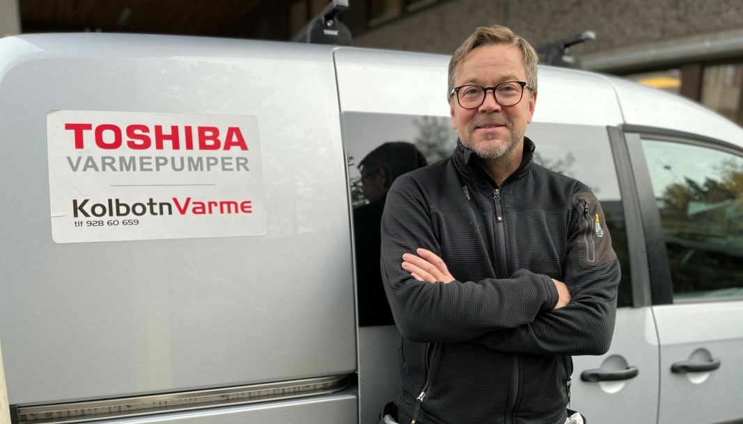 STOR PÅGANG: Harald Evensen driver Kolbotn Varme og opplever svært stor pågang av kunder som ønsker varmepumpe.
