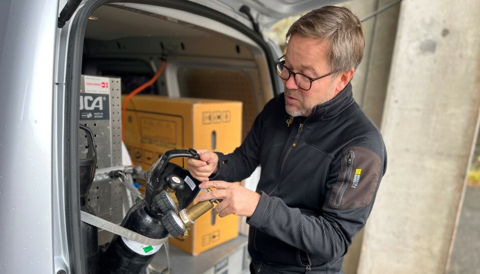 AUTORISERT FORHANDLER: Det er viktig at du velger en autorisert forhandler når du kjøper varmepumpe. Det er blant annet på grunn av gasser i pumpa som kun skal behandles av fagkyndige. AUTORISERT FORHANDLER: Det er viktig at du velger en autorisert forhandler når du kjøper varmepumpe. Det er blant annet på grunn av gasser i pumpa som kun skal behandles av fagkyndige.