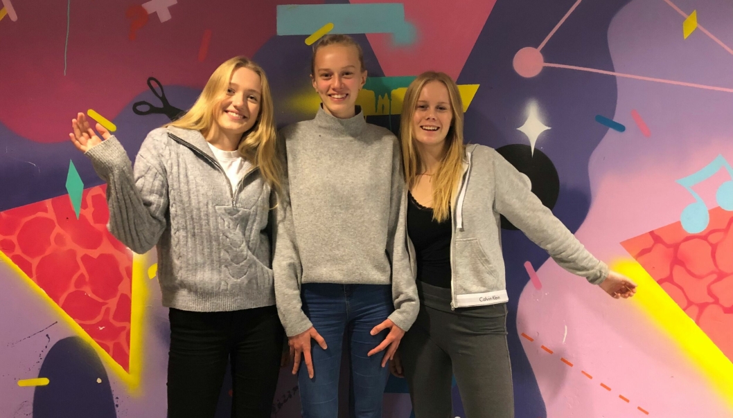 KLARE FOR KLESSALG: f.v. Lina Einstabland, May Amelie Wiget og Selja Tornås gleder seg til salg av ballkjoler og dresser.