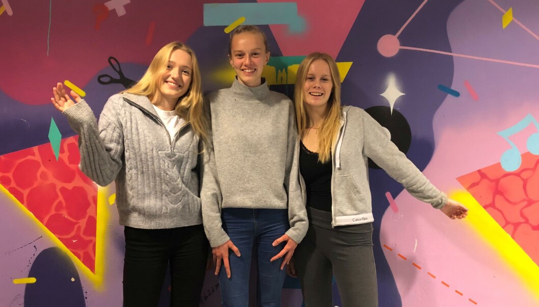 KLARE FOR KLESSALG: f.v. Lina Einstabland, May Amelie Wiget og Selja Tornås gleder seg til salg av ballkjoler og dresser. KLARE FOR KLESSALG: f.v. Lina Einstabland, May Amelie Wiget og Selja Tornås gleder seg til salg av ballkjoler og dresser.