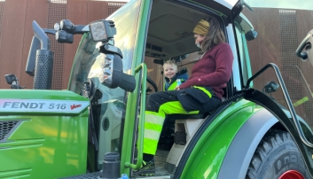 FORNØYD: Amund er storfornøyd med å få sitte i traktor.