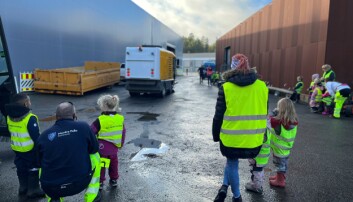FIKK SITTE PÅ: Det var mange som fikk lyst til å sitte på i feiemaskinen. Det ble det mulig denne dagen. FIKK SITTE PÅ: Det var mange som fikk lyst til å sitte på i feiemaskinen. Det ble det mulig denne dagen.