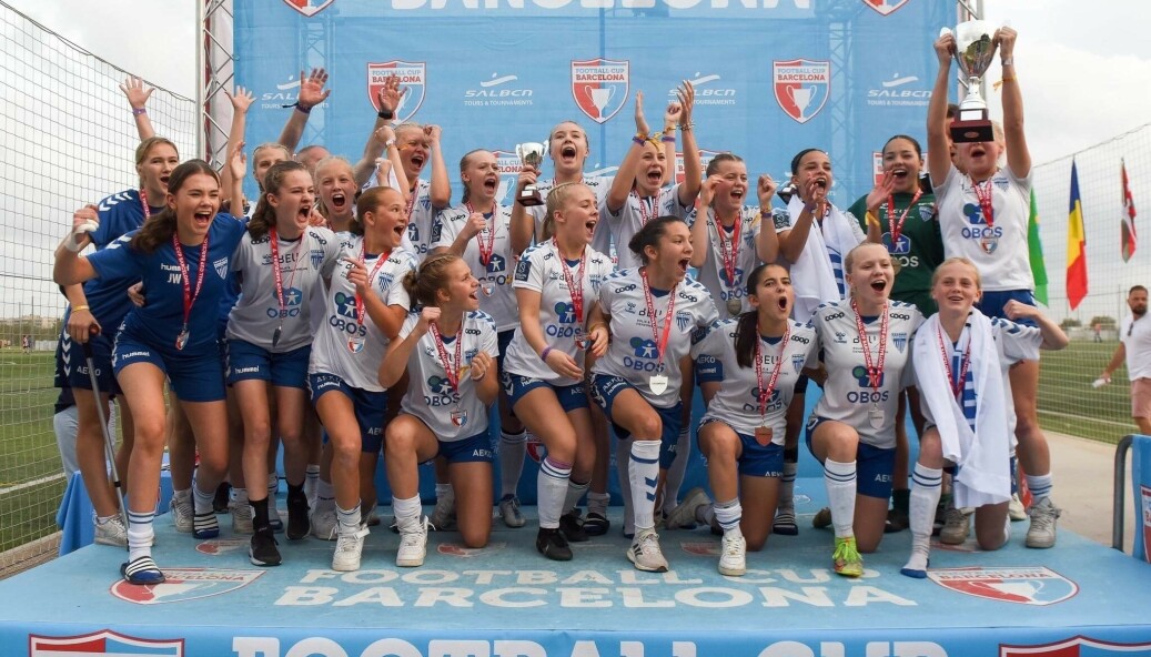 SEIER: Kolbotn-jentene jubler for seier i Football Cup Barcelona som ble arrangert siste helgen i oktober. SEIER: Kolbotn-jentene jubler for seier i Football Cup Barcelona som ble arrangert siste helgen i oktober.