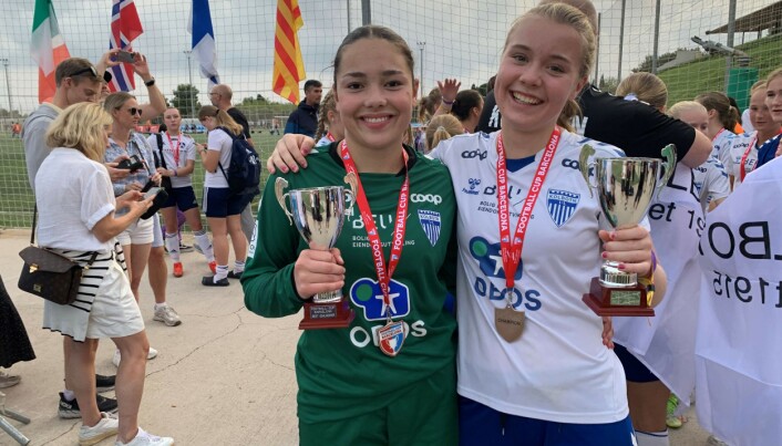 TURNERINGENS BESTE: Ronja Corbatta-Thyness (t.v.) og Sina Marie Frogner ble kåret til turneringens beste keeper og beste spiller. TURNERINGENS BESTE: Ronja Corbatta-Thyness (t.v.) og Sina Marie Frogner ble kåret til turneringens beste keeper og beste spiller.