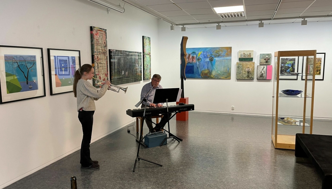 FLOTTE TONER: Jenny Elida Kristiansen Roaas fra kulturskolen spilte trompet, akkompagnert på piano av den nyvalgte styrelederen i Oppegård Kunstforeningen – Tore Dingstad.