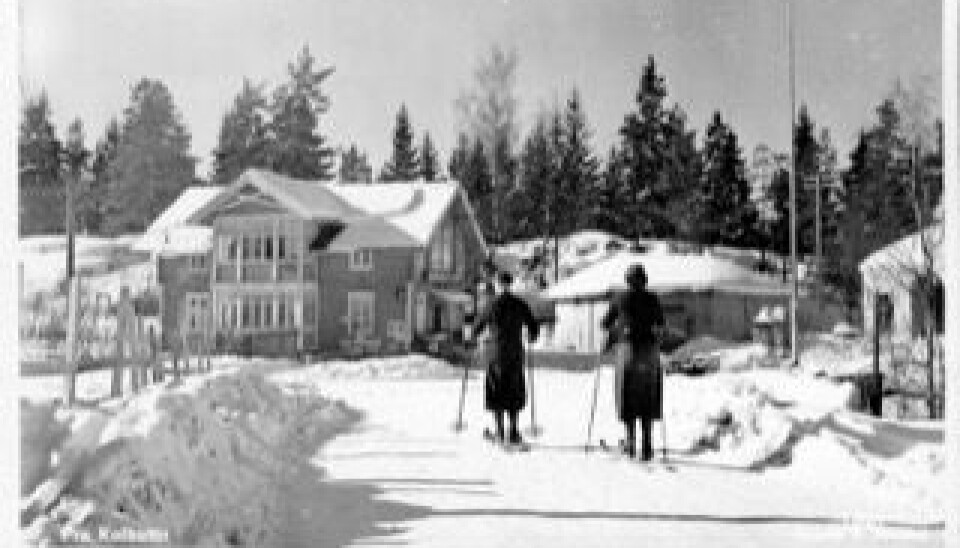 LOKAL ETIKETT: Årets etikett er hentet fra jernbanebrua og er fra begynnelsen av 1900-tallet. LOKAL ETIKETT: Årets etikett er hentet fra jernbanebrua og er fra begynnelsen av 1900-tallet.