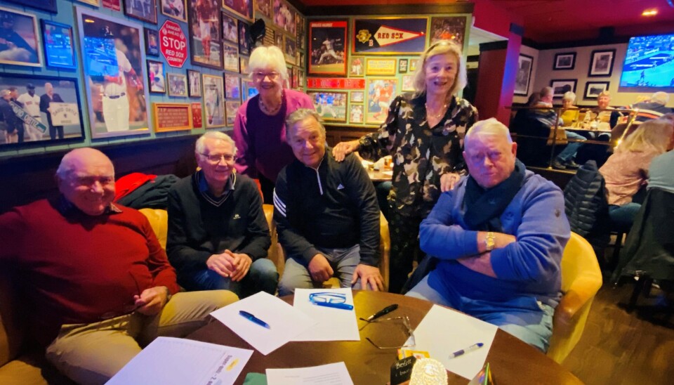 KONKURRANSENS ELDSTE: Laget «Karl & Co» har vært med siden Aaseth startet med quiz på O’Learys. Dette er quizens desiderte veteraner med en snittalder på akseptable 77 år. Bak fra venstre: Mona Strøm og Gro Lindgaard Aresvik. Foran fra venstre: Rolf Sandberg, Tor Engeset, Harry Lundby og Karl-Petter Nordby. KONKURRANSENS ELDSTE: Laget «Karl & Co» har vært med siden Aaseth startet med quiz på O’Learys. Dette er quizens desiderte veteraner med en snittalder på akseptable 77 år. Bak fra venstre: Mona Strøm og Gro Lindgaard Aresvik. Foran fra venstre: Rolf Sandberg, Tor Engeset, Harry Lundby og Karl-Petter Nordby.