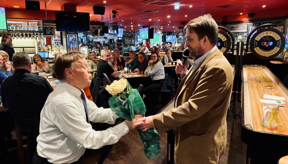 BLOMSTERHILSEN: Eiendomsmegler Bjørn Vidar Lazar Braathen holdt åpningstale på finalen, rørte quizkongen til tårer og overrakte blomster. BLOMSTERHILSEN: Eiendomsmegler Bjørn Vidar Lazar Braathen holdt åpningstale på finalen, rørte quizkongen til tårer og overrakte blomster.