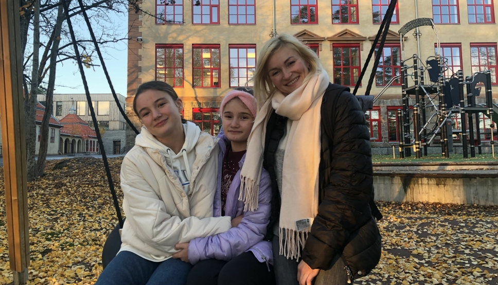 I SKOLEGÅRDEN: Ukrainerne Sabina (f.v.), Armina og mamma Viktoriia går alle tre på Kolbotn skole – to av dem som elever og en som ansatt.