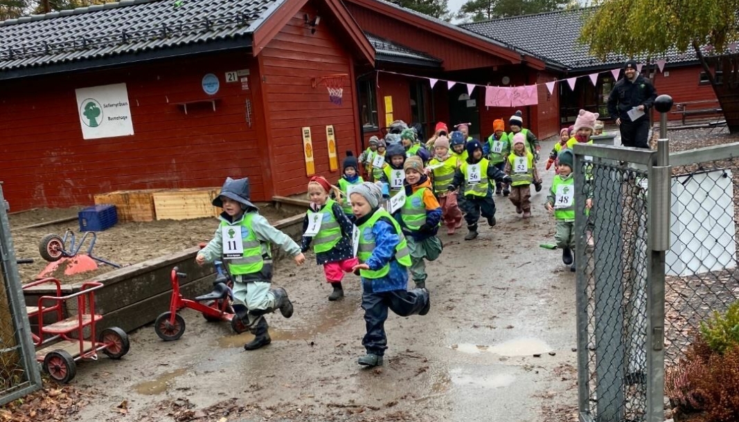 SAMLET INN PENGER: Barna i Sofiemyr barnehage løp stafett til inntekt for kreftsaken