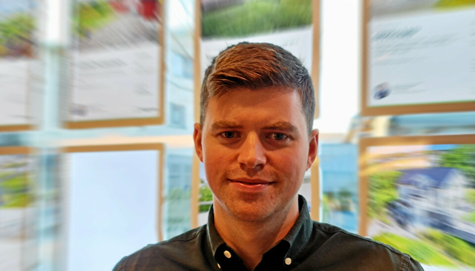 IS I MAGEN: Eiendomsmegler Sebastian Håbesland mener boliger blir solgt, men ber folk ha litt mer is i magen.