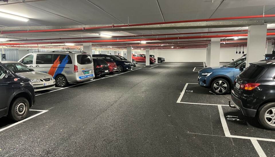 GARASJEANLEGG: Oppvarmet garasje med automatisk port og heis rett opp i leiligheten tilhører defintivt fordelslisten. GARASJEANLEGG: Oppvarmet garasje med automatisk port og heis rett opp i leiligheten tilhører defintivt fordelslisten.