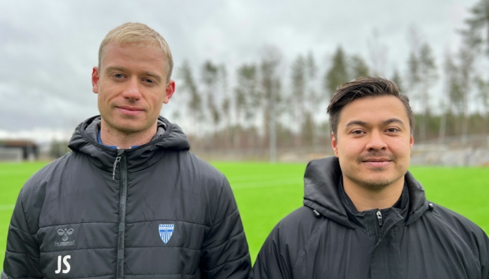 FRUSTRERTE: Jonas Strømberg og Stian Solbakk representerer rundt 1000 fotballspillere som nå ikke får brukt den nye banen i vinter.