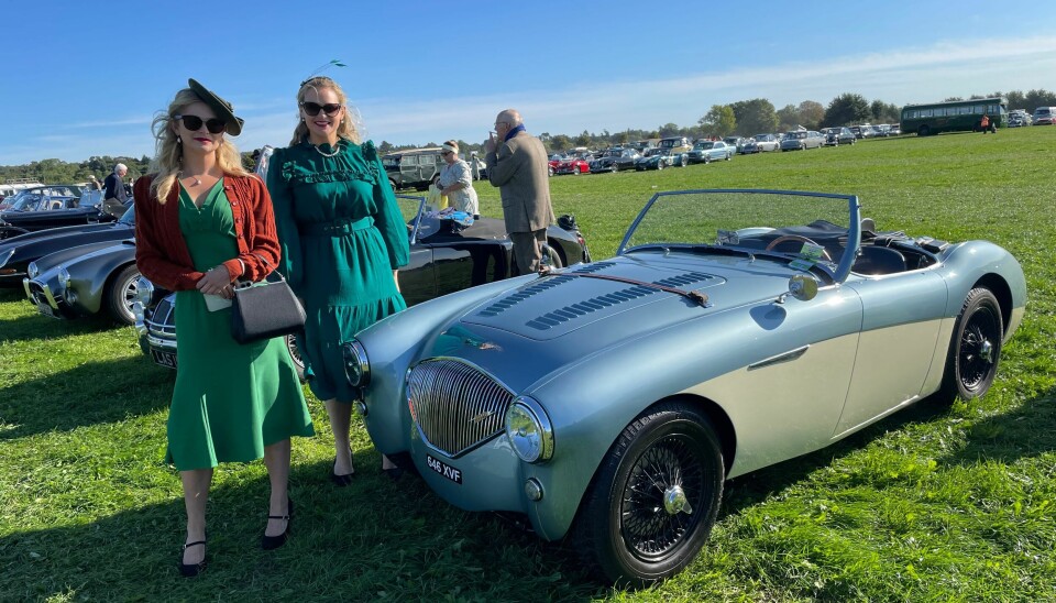 FESTIVAL: Tre skjønnheter ankommer Goodwood Revival 2022. Til høyre en Austin Healey. FESTIVAL: Tre skjønnheter ankommer Goodwood Revival 2022. Til høyre en Austin Healey.