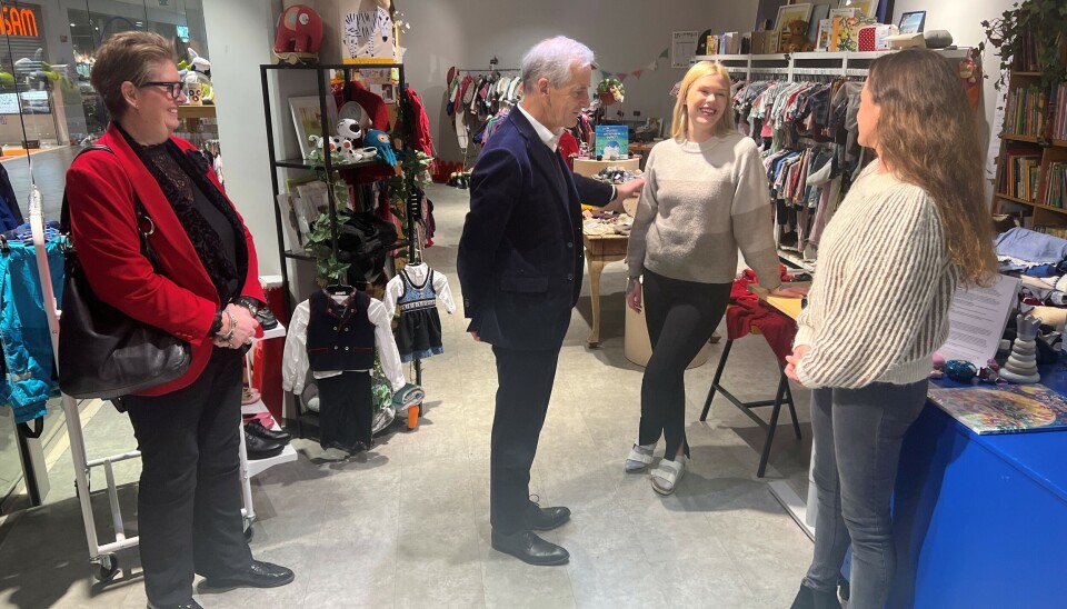 FORNEMT BESØK: Statsminister Jonas Gahr Støre besøkte gjenbruksbutikken Rufus på Kolbotn Torg. Der fikk han møte deltidsansatte Amalie Engen, kjent fra Debatten på NRK. Til venstre ordfører Hanne Opdan og til høyre Nora Charlotte Isachsen, prosjektleder for Rufus. FORNEMT BESØK: Statsminister Jonas Gahr Støre besøkte gjenbruksbutikken Rufus på Kolbotn Torg. Der fikk han møte deltidsansatte Amalie Engen, kjent fra Debatten på NRK. Til venstre ordfører Hanne Opdan og til høyre Nora Charlotte Isachsen, prosjektleder for Rufus.