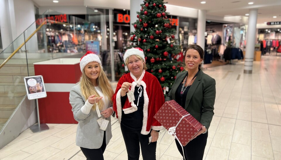 HÅPER MANGE GIR: Celine Falch og Marianne Thoresen-Larsen fra Kolbotn Torg, samt Anne Solhaug (i midten) håper at årets giverglede blir stor. HÅPER MANGE GIR: Celine Falch og Marianne Thoresen-Larsen fra Kolbotn Torg, samt Anne Solhaug (i midten) håper at årets giverglede blir stor.