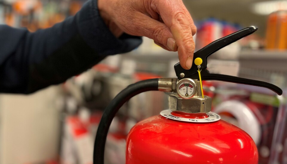 TEST: Husk å sjekke brannslukkeren også. Pilen skal stå på grønt TEST: Husk å sjekke brannslukkeren også. Pilen skal stå på grønt