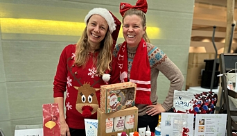 SØRGET FOR JULESTEMNING: Synøve Trandem og Lena Olsen er selvstendig forhandlere av aloe vera produkter, og sørget for julestemning når de stod på stand.