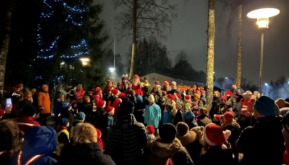STOR PÅGANG: Til tross for møkkavær var det rekordmange på Østli skole som ville møte nissen.
