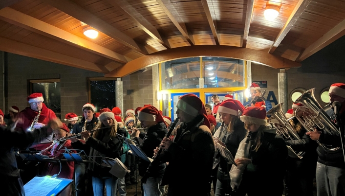 FLOTTE TONER: Sofiemyr skolekorps kan mye mer enn 17. mai-sanger og spilte de vakreste juletoner.