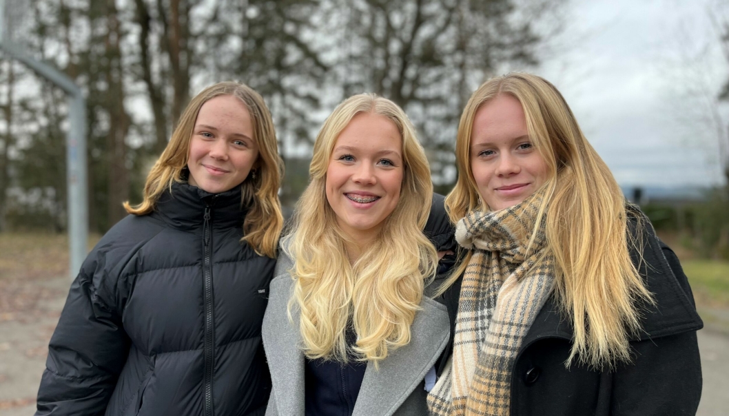 ARRANGER BRUKTMARKED: Julie Bratthaug (15), Andrea Rødland (15) og Selja Tornås (15) arrangerer sammen med resten av Jenter15 bruktmarked og kafe slik at de får reist på treningsleir.