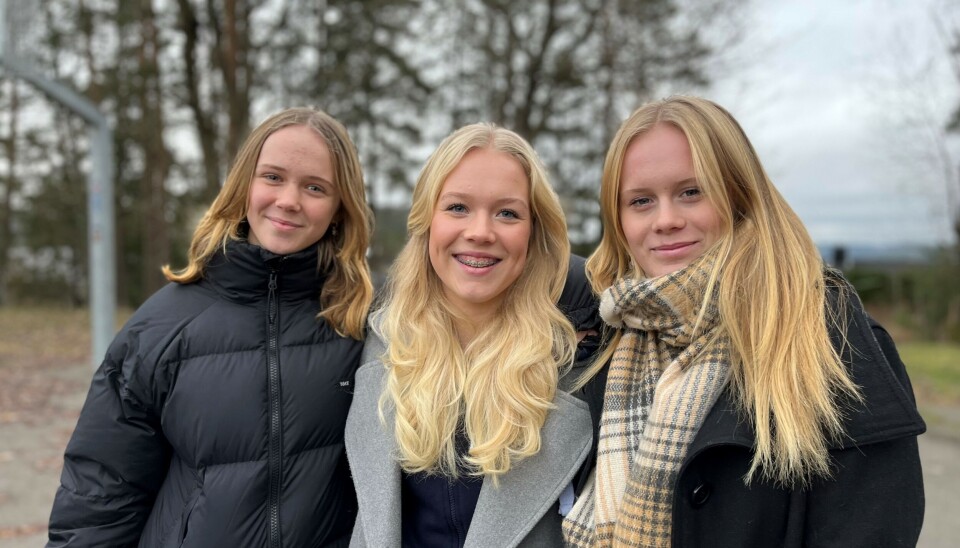ARRANGER BRUKTMARKED: Julie Bratthaug (15), Andrea Rødland (15) og Selja Tornås (15) arrangerer sammen med resten av Jenter15 bruktmarked og kafe slik at de får reist på treningsleir. ARRANGER BRUKTMARKED: Julie Bratthaug (15), Andrea Rødland (15) og Selja Tornås (15) arrangerer sammen med resten av Jenter15 bruktmarked og kafe slik at de får reist på treningsleir.