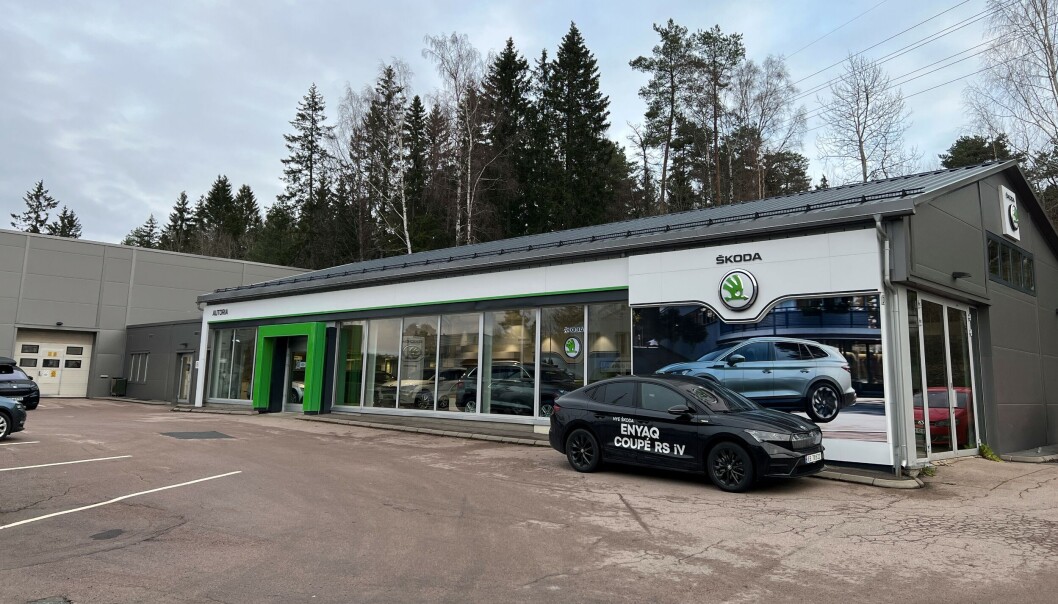 SKODA-BYGGET: På den andre siden av Tømteveien ligger Skoda-butikken, som også tilhører Autoria Kolbotn. Legg merke til bilen foran til høyre. Det er en ny godbit. SKODA-BYGGET: På den andre siden av Tømteveien ligger Skoda-butikken, som også tilhører Autoria Kolbotn. Legg merke til bilen foran til høyre. Det er en ny godbit.