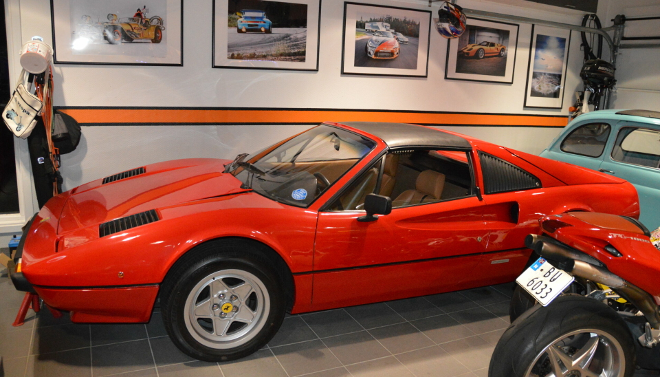 ET SMYKKE: 1979-modell Ferrari 308 GTS. 3 liters V8-motor, 255 HK.