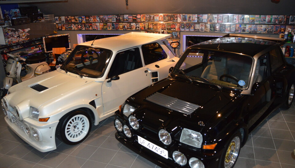 RENAULT X 2: Alle bilinteresserte med respekt for seg selv bør selvsagt ha minst to Renault 5 Turbo II. RENAULT X 2: Alle bilinteresserte med respekt for seg selv bør selvsagt ha minst to Renault 5 Turbo II.