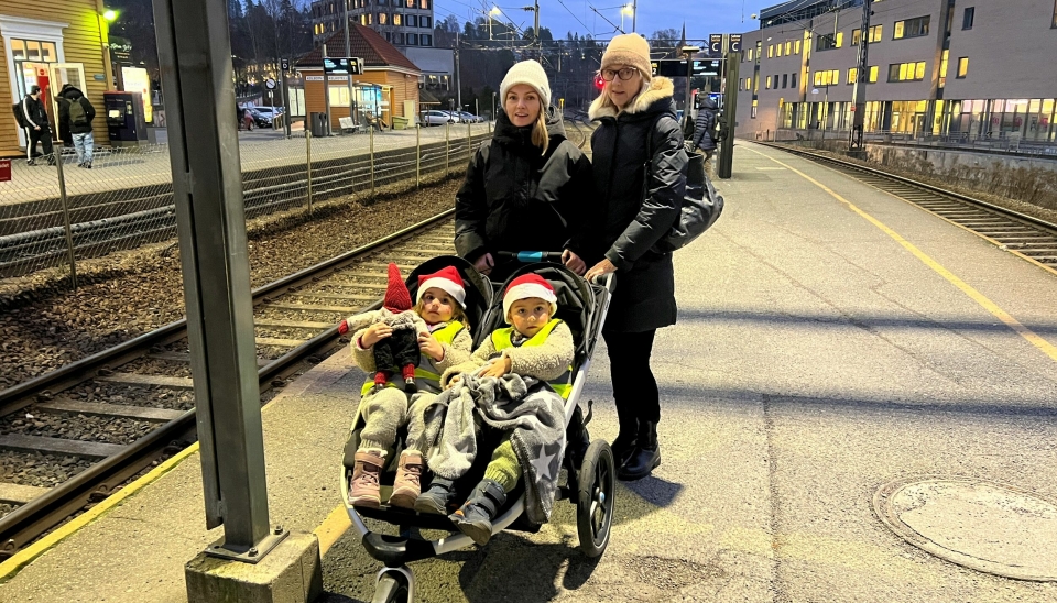 FANGET I MIDTEN: Familien Mundal er rett og slett lite imponert over tilgjengeligheten på Kolbotn stasjon. Med tvillingvogn og to små barn er nedgangen fra spor 2 og 3 en stor utfordring.
