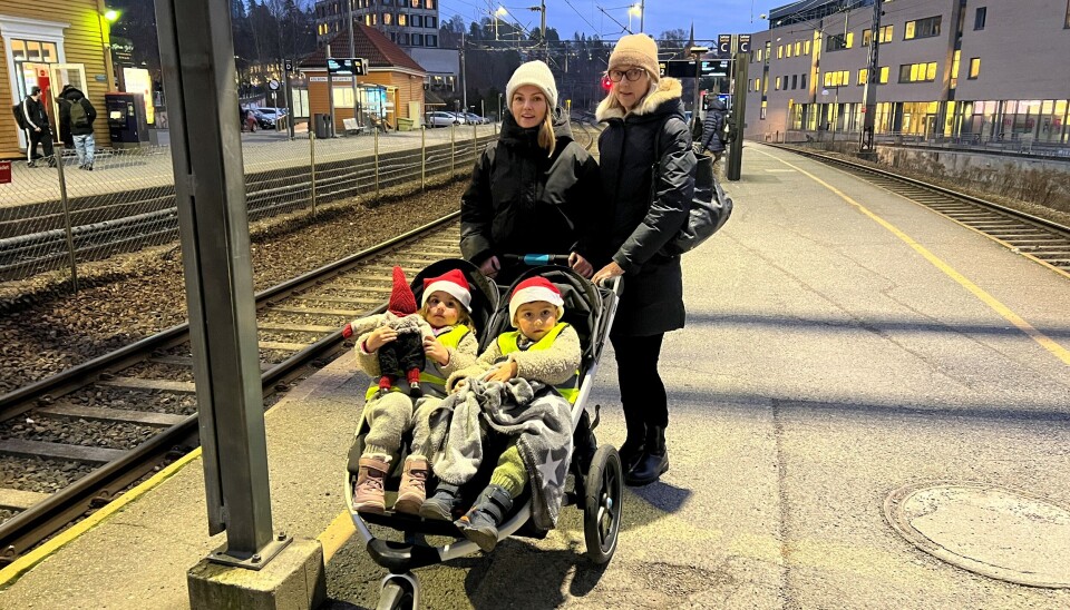 FANGET I MIDTEN: Familien Mundal er rett og slett lite imponert over tilgjengeligheten på Kolbotn stasjon. Med tvillingvogn og to små barn er nedgangen fra spor 2 og 3 en stor utfordring. FANGET I MIDTEN: Familien Mundal er rett og slett lite imponert over tilgjengeligheten på Kolbotn stasjon. Med tvillingvogn og to små barn er nedgangen fra spor 2 og 3 en stor utfordring.