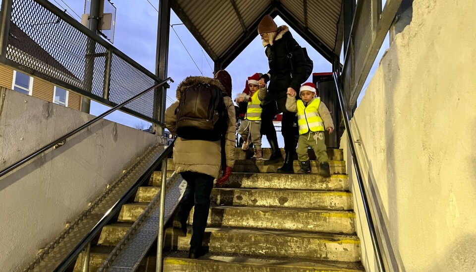 STEG 1: Vognen må settes igjen på toppen og treåringene leies ned trappen. STEG 1: Vognen må settes igjen på toppen og treåringene leies ned trappen.