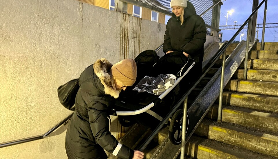 STEG 3: Mens tvillingene venter nede må vognen bæres eller trilles ned. I dag fikk Anne-Marte heldigvis hjelp av mamma Karin. STEG 3: Mens tvillingene venter nede må vognen bæres eller trilles ned. I dag fikk Anne-Marte heldigvis hjelp av mamma Karin.