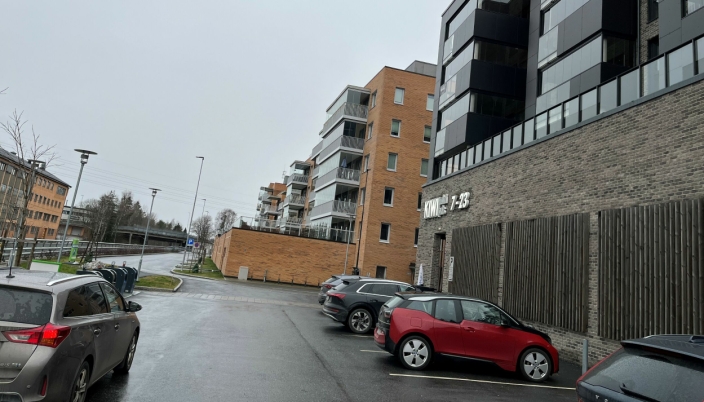 STRIDENS KJERNE: Disse parkeringsplassene, samt flere under tak, skaper mye frustrasjon på Myrvoll Torg