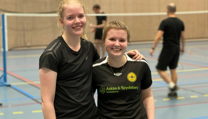 TRENER: Kaisa Isabell Sandboe (t.h.) er en av trenerne i klubben, i tillegg til å være en svært bra spiller selv. Til venstre er double-partner Elise Lerkerød Jelsness.