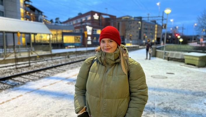 TOGPENDLER: Mari Paus bruker toget daglig og er ikke veldig imponert over det nye rutetilbudet.