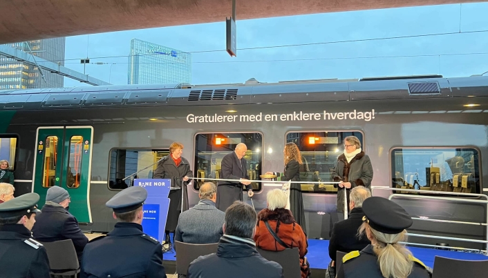 KLIPPET SNOREN: Før avgang til Ski sørget Kong Harald for å erklære den nye tunellen for åpnet.